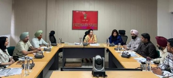 ਮੀਟਿੰਗ ਕਰਦੇ ਹੋਏ ਡੀਸੀ ਫਤਿਹਗੜ੍ਹ ਸਾਹਿਬ।