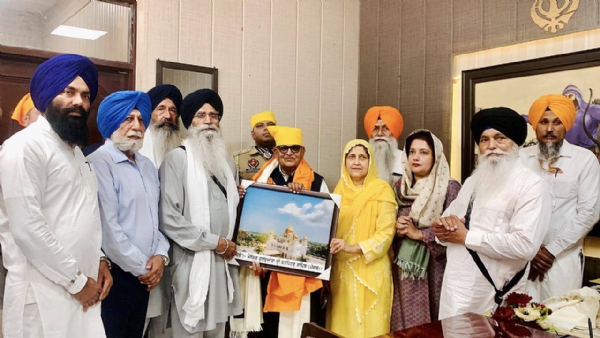 ਰਾਜਪਾਲ ਗੁਲਾਬ ਚੰਦ ਕਟਾਰੀਆ ਦਾ ਸਨਮਾਨ ਕਰਦੇ ਹੋਏ ਐਸਜੀਪੀਸੀ ਦੇ ਪ੍ਰਧਾਨ ਧਾਮੀ ਤੇ ਹੋਰ।