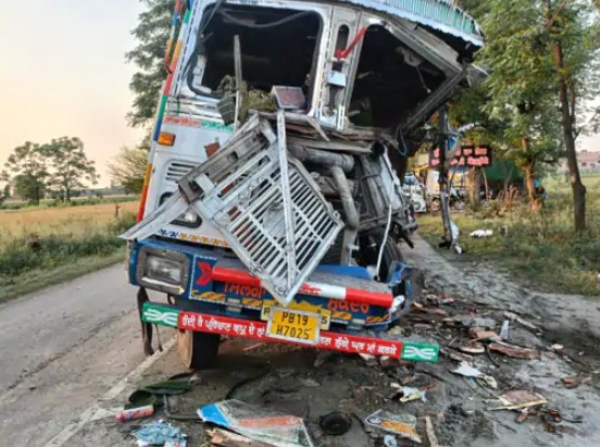 ਟੱਕਰ ਤੋਂ ਬਾਅਦ ਟਰੱਕ ਦੀ ਫੋਟੋ। ਟੱਕਰ ਤੋਂ ਬਾਅਦ ਟਰੱਕ ਦੀ ਫੋਟੋ।