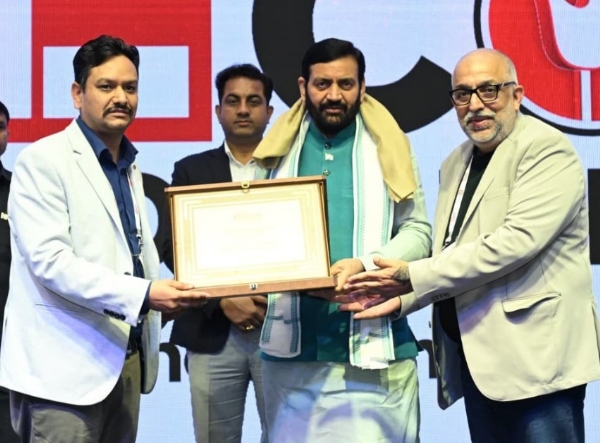 ਟਾਈਕੋਨ ਚੰਡੀਗੜ੍ਹ ਸਮਿੱਟ ਦੌਰਾਨ ਮੁੱਖ ਮੰਤਰੀ ਨਾਇਬ ਸੈਣੀ ਦਾ ਸਨਮਾਨ ਕਰਦੇ ਹੋਏ ਪ੍ਰਬੰਧਕ।