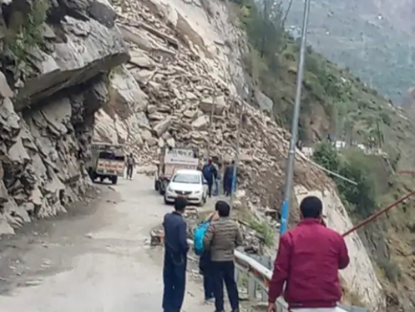 ਪਠਾਨਕੋਟ–ਭਰਮੌਰ ਨੈਸ਼ਨਲ ਹਾਈਵੇ ‘ਤੇ ਹੋਈ ਲੈਂਡਸਲਾਈਡ।