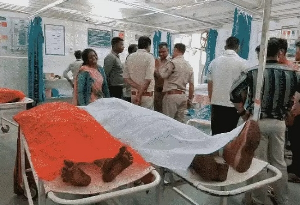 ਪੁਲਿਸ ਨੇ ਟਰੱਕ ਹੇਠਾਂ ਦੱਬੇ ਲੋਕਾਂ ਨੂੰ ਬਾਹਰ ਕੱਢ ਕੇ ਹਸਪਤਾਲ ਪਹੁੰਚਾਇਆ।