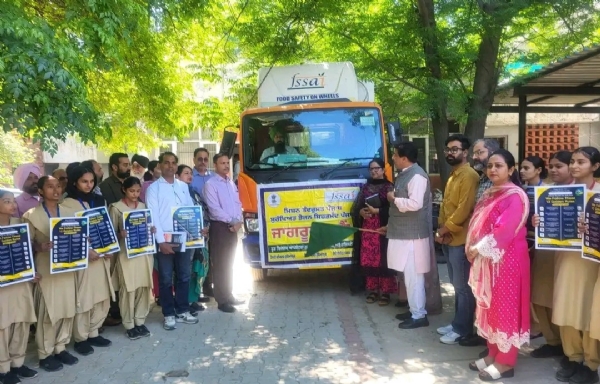 ਖੁਰਾਕ ਸੁਰੱਖਿਆ ਪੰਦਰਵਾੜਾ ਤਹਿਤ ਜਾਗਰੂਕਤਾ ਵੈਨ ਰਵਾਨਾ ਕਰਦੇ ਵਿਧਾਇਕ ਬ੍ਰਹਮ ਸ਼ੰਕਰ ਜਿੰਪਾ