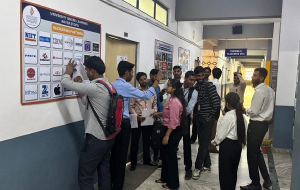 ਲਿੰਗਾਇਆ ਵਿਦਿਆਪੀਠ ਵਿਖੇ ਆਯੋਜਿਤ ਮੈਗਾ ਜੌਬ ਫੇਅਰ ਵਿੱਚ ਹਿੱਸਾ ਲੈਂਦੇ ਨੌਜਵਾਨ