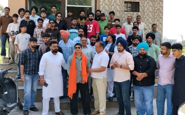 ਨੌਜਵਾਨਾਂ ਦਾ ਸ਼ਿਅਦ ਵਿੱਚ ਸਵਾਗਤ ਕਰਦੇ ਕੌਮੀ ਮੀਤ ਪ੍ਰਧਾਨ ਸੰਜੀਵ ਤਲਵਾੜ