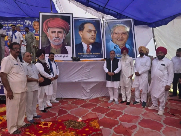 ਸ਼ਰਧਾਂਜਲੀ ਦਿੰਦੇ ਹੋਏ ਬਸਪਾ ਪੰਜਾਬ ਦੇ ਪ੍ਰਧਾਨ ਡਾ. ਅਵਤਾਰ ਸਿੰਘ ਕਰੀਮਪੁਰੀ ਅਤੇ ਹੋਰ ਆਗੂ।