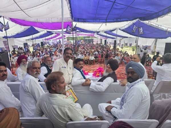 ਰੈਲੀ ਦੌਰਾਨ ਬਸਪਾ ਪੰਜਾਬ ਦੇ ਪ੍ਰਧਾਨ ਡਾ. ਅਵਤਾਰ ਸਿੰਘ ਕਰੀਮਪੁਰੀ ਅਤੇ ਹੋਰ ਆਗੂ।