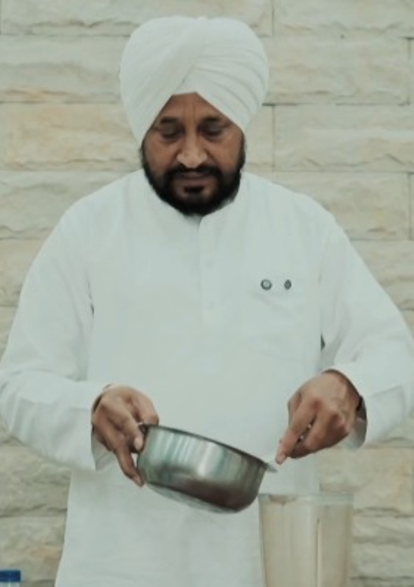 ਯੂਰੀਆ ਨਾਲ ਦੁੱਧ ਬਣਾਉਂਦੇ ਹੋਏ ਸੰਸਦ ਮੈਂਬਰ ਚਰਨਜੀਤ ਸਿੰਘ ਚੰਨੀ।