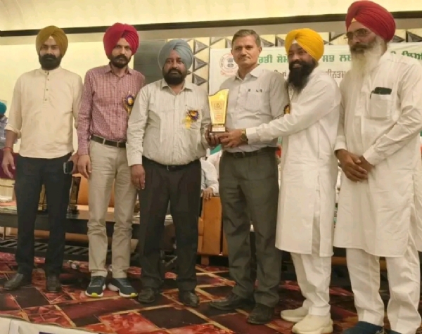 ਜ਼ਿਲ੍ਹਾ ਪੱਧਰੀ ਕਿਸਾਨ ਮੇਲੇ ਮੌਕੇ ਕ੍ਰਿਸ਼ਨ ਕੁਮਾਰ ਦੇ ਸਨਮਾਨ ਦਾ ਦ੍ਰਿਸ਼।