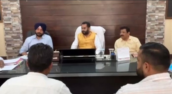 ਸ਼ਹਿਰ ਦੇ ਵੱਖ-ਵੱਖ ਕੰਮਾਂ ਨੂੰ ਲੈ ਕੇ ਮੀਟਿੰਗ ਕਰਦੇ ਹੋਏ ਵਿਧਾਇਕ ਸਵਨਾ ਸ਼ਹਿਰ ਦੇ ਵੱਖ-ਵੱਖ ਕੰਮਾਂ ਨੂੰ ਲੈ ਕੇ ਮੀਟਿੰਗ ਕਰਦੇ ਹੋਏ ਵਿਧਾਇਕ ਸਵਨਾ