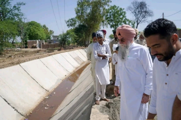 ਰਜਬਾਹੇ ਦੇ ਚੱਲ ਰਹੇ ਕੰਕਰੀਟ ਲਾਈਨਿੰਗ ਦੇ ਕੰਮ ਦਾ ਮੌਕੇ ‘ਤੇ ਨਿਰੀਖਣ ਕਰਦੇ ਸਪੀਕਰ ਕੁਲਤਾਰ ਸਿੰਘ ਸੰਧਵਾਂ