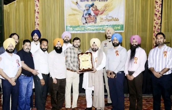 ਸਮਾਗਮ ’ਚ ਅਧਿਕਾਰੀਆਂ ਅਤੇ ਕਰਮਚਾਰੀਆਂ ਵੱਲੋਂ ਹਰਚੰਦ ਸਿੰਘ ਬਰਸਟ ਨੂੰ ਯਾਦਗਾਰੀ ਚਿੰਨ੍ਹ ਭੇਂਟ ਕੀਤਾ ਗਿਆ। ਸਮਾਗਮ ’ਚ ਅਧਿਕਾਰੀਆਂ ਅਤੇ ਕਰਮਚਾਰੀਆਂ ਵੱਲੋਂ ਹਰਚੰਦ ਸਿੰਘ ਬਰਸਟ ਨੂੰ ਯਾਦਗਾਰੀ ਚਿੰਨ੍ਹ ਭੇਂਟ ਕੀਤਾ ਗਿਆ।