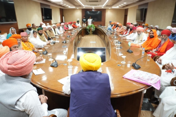 ਮੁੱਖ ਮੰਤਰੀ ਭਗਵੰਤ ਸਿੰਘ ਮਾਨ ਸੰਤ ਸਮਾਜ ਨਾਲ ਮੀਟਿੰਗ ਕਰਦੇ ਹੋਏ।