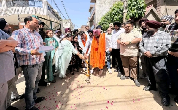 ਗਲੀਆਂ ਦੇ ਵਿਕਾਸ ਕਾਰਜ ਦੀ ਸ਼ੁਰੂਆਤ ਕਰਦੇ ਵਿਧਾਇਕ ਅਸ਼ੋਕ ਪਰਾਸ਼ਰ ਪੱਪੀ