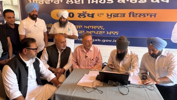 ਸਿਹਤ ਮੰਤਰੀ ਡਾ. ਬਲਬੀਰ ਸਿੰਘ, ਆਪ ਦੇ ਜਨਰਲ ਸਕੱਤਰ ਬਲਤੇਜ ਪੰਨੂੰ, ਵਿਧਾਇਕ ਅਜੀਤਪਾਲ ਸਿੰਘ ਕੋਹਲੀ, ਪੀ.ਆਰ.ਟੀ.ਸੀ. ਦੇ ਚੇਅਰਮੈਨ ਐਡਵੋਕੇਟ ਹਰਪਾਲ ਜੁਨੇਜਾ ਰਜਿੰਦਰਾ ਜਿੰਮਖਾਨਾ ਤੇ ਮਹਾਰਾਣੀ ਕਲੱਬ ਵਿਖੇ ਮੁੱਖ ਮੰਤਰੀ ਸਿਹਤ ਯੋਜਨਾ ਦੇ ਲਗਾਏ ਕੈਂਪ ਦਾ ਜਾਇਜ਼ਾ ਲੈਂਦੇ ਹੋਏ।