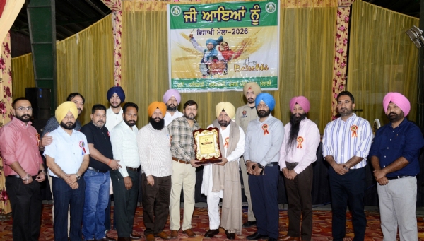 ਪੰਜਾਬ ਮੰਡੀ ਬੋਰਡ ਦੇ ਚੇਅਰਮੈਨ ਹਰਚੰਦ ਸਿੰਘ ਬਰਸਟ ਨੂੰ ਸਨਮਾਨਿਤ ਕਰਦੇ ਹੋਏ ਅਧਿਕਾਰੀ।