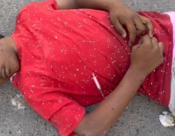 ਮ੍ਰਿਤਕ ਨੌਜਵਾਨ ਦੇ ਬਾਂਹ ਲੱਗੀ ਸਰਿੰਜ। ਮ੍ਰਿਤਕ ਨੌਜਵਾਨ ਦੇ ਬਾਂਹ ਲੱਗੀ ਸਰਿੰਜ।