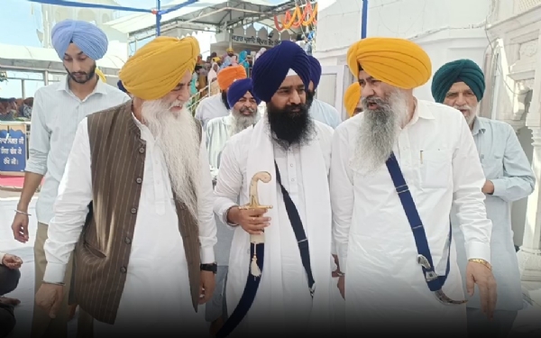 ਤਖ਼ਤ ਸ੍ਰੀ ਕੇਸਗੜ੍ਹ ਸਾਹਿਬ ਵਿਖੇ ਅਖੰਡ ਪਾਠ ਸਾਹਿਬ ਦੀ ਆਰੰਭਤਾ ਮੌਕੇ ਜਥੇਦਾਰ ਗੜਗੱਜ ਤੇ ਹੋਰ।