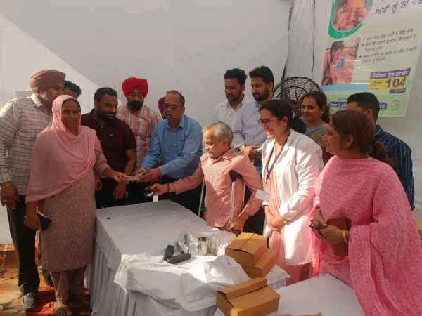 ਮੁਫ਼ਤ ਐਨਕਾਂ ਵੰਡ ਦੇ ਹੋਏ ਡਾਕਟਰ। ਮੁਫ਼ਤ ਐਨਕਾਂ ਵੰਡ ਦੇ ਹੋਏ ਡਾਕਟਰ।