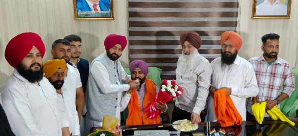 ਨਵ ਨਿਯੁਕਤ ਚੇਅਰਮੈਨ ਦਰਸ਼ਨ ਸਿੰਘ ਮਾਹਲਾ ਦਾ ਮੂੰਹ ਮਿੱਠਾ ਕਰਵਾਉਂਦੇ ਹੋਏ ਮੰਤਰੀ ਹਰਦੀਪ ਸਿੰਘ ਮੁੰਡੀਆ।