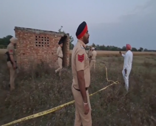 ਮੌਕੇ ’ਤੇ ਜਾਂ ਕਰਦੀ ਹੋਈ ਪੁਲਿਸ ਟੀਮ। ਮੌਕੇ ’ਤੇ ਜਾਂ ਕਰਦੀ ਹੋਈ ਪੁਲਿਸ ਟੀਮ।