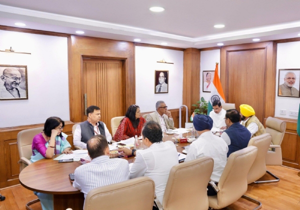 ਕੇਂਦਰੀ ਖੁਰਾਕ ਮੰਤਰੀ ਪ੍ਰਹਿਲਾਦ ਜੋਸ਼ੀ ਨਾਲ ਮੁੱਖ ਮੰਤਰੀ ਭਗਵੰਤ ਮਾਨ ਵੱਲੋਂ ਕੀਤੀ ਮੁਲਾਕਾਤ ਦੀ ਫੋਟੋ।