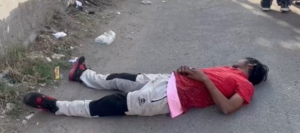 ਗਨੇਸ਼ਾ ਬਸਤੀ ਮੇਨ ਰੋਡ ‘ਤੇ ਪਈ ਨੌਜਵਾਨ ਦੀ ਲਾਸ਼। ਗਨੇਸ਼ਾ ਬਸਤੀ ਮੇਨ ਰੋਡ ‘ਤੇ ਪਈ ਨੌਜਵਾਨ ਦੀ ਲਾਸ਼।