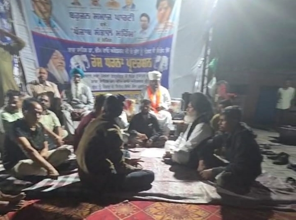 ਧਰਨੇ ਦੌਰਾਨ ਬਸਪਾ ਪੰਜਾਬ ਦੇ ਪ੍ਰਧਾਨ ਡਾ. ਅਵਤਾਰ ਸਿੰਘ ਕਰੀਮਪੁਰੀ ਅਤੇ ਪਾਰਟੀ ਵਰਕਰ।