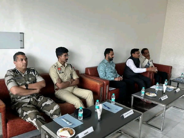 ਏਅਰਪੋਰਟ ਇਨਵਾਇਰਨਮੈਂਟ ਮੈਨੇਜਮੈਂਟ ਕਮੇਟੀ ਦੀ ਮੀਟਿੰਗ ’ਚ ਸ਼ਾਮਿਲ ਅਧਿਕਾਰੀ।