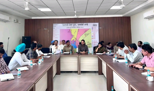 ਮੀਟਿੰਗ ਦੌਰਾਨ ਡਿਪਟੀ ਕਮਿਸ਼ਨਰ ਬਠਿੰਡਾ ਰਾਜੇਸ਼ ਧੀਮਾਨ ਅਤੇ ਹੋਰ ਅਧਿਕਾਰੀ।