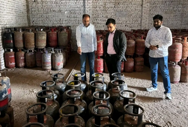 ਗੈਸ ਏਜੰਸੀ ਦੀ ਚੈਕਿੰਗ ਕਰਦੇ ਐੱਸ ਡੀ ਐਮ ਤਪਾ ਆਯੂਸ਼ ਗੋਇਲ