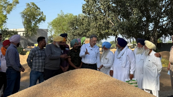 ਮੰਡੀ ਵਿੱਚ ਕਿਸਾਨਾਂ ਨਾਲ ਗੱਲਬਾਤ ਕਰਦੇ ਸਿਹਤ ਮੰਤਰੀ ਡਾ. ਬਲਵੀਰ ਸਿੰਘ।