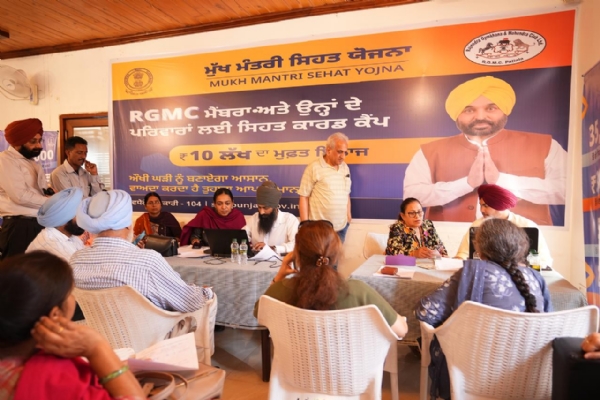ਮੁੱਖ ਮੰਤਰੀ ਸਿਹਤ ਯੋਜਨਾ ਦੇ ਕਾਰਡ ਬਣਾਉਣ ਲਈ ਲਗਾਏ ਕੈਂਪ ਦਾ ਦ੍ਰਿਸ਼।