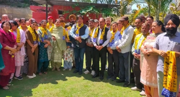 ਭਾਜਪਾ ਦੀ ਸਾਬਕਾ ਕੌਂਸਲਰ ਸੁਰੇਖਾ ਬੜਜਾਤਾ ਦਾ ‘ਆਪ’ ਵਿੱਚ ਸਵਾਗਤ ਕਰਦੇ ਵਿਧਾਇਕ ਬ੍ਰਮ ਸ਼ੰਕਰ ਜ਼ਿੰਪਾ। ਭਾਜਪਾ ਦੀ ਸਾਬਕਾ ਕੌਂਸਲਰ ਸੁਰੇਖਾ ਬੜਜਾਤਾ ਦਾ ‘ਆਪ’ ਵਿੱਚ ਸਵਾਗਤ ਕਰਦੇ ਵਿਧਾਇਕ ਬ੍ਰਮ ਸ਼ੰਕਰ ਜ਼ਿੰਪਾ।