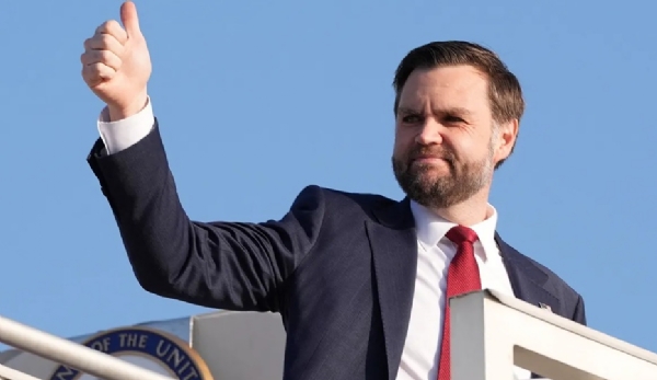 ਅਮਰੀਕਾ ਦੇ ਉਪ ਰਾਸ਼ਟਰਪਤੀ ਜੇ.ਡੀ. ਵੈਂਸ ਅੱਜ ਸਵੇਰੇ ਪਾਕਿਸਤਾਨ ਦੀ ਰਾਜਧਾਨੀ ਇਸਲਾਮਾਬਾਦ ਤੋਂ ਆਪਣੇ ਦੇਸ਼ ਲਈ ਰਵਾਨਾ ਹੋਏ।