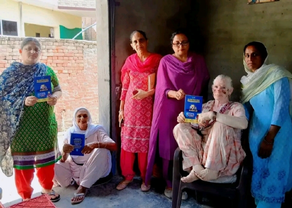 ਘਰ-ਘਰ ਜਾ ਕੇ ਲੋਕਾਂ ਨੂੰ ਜਾਗਰੂਕ ਕਰਦੇ ਹੋਏ ਮੈਡੀਕਲ ਅਫਸਰ।