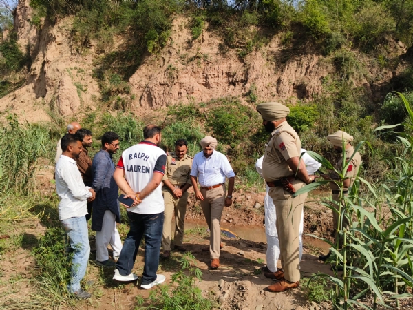 ਮੌਕੇ ’ਤੇ ਪੁਲਿਸ ਜਾਂਚ ਕਰਦੀ ਹੋਈ।