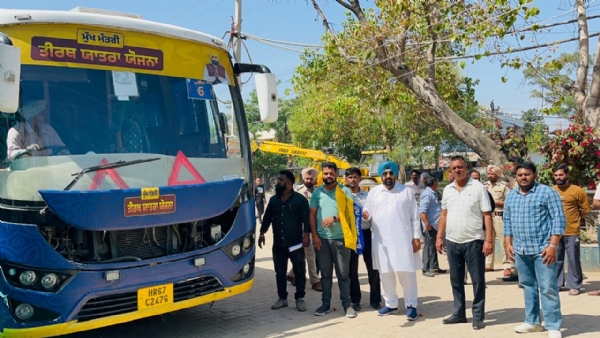 ਬੱਸ ਰਵਾਨਾ ਕਰਦੇ ਹੋਏ ਵਿਧਾਇਕ।