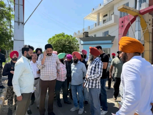 ਪੰਜਾਬ ਦੇ ਕਾਰਜਕਾਰੀ ਪ੍ਰਧਾਨ ਅਤੇ ਵਿਧਾਇਕ ਸ਼ੈਰੀ ਕਲਸੀ ਲੋਕਾਂ ਦੀਆਂ ਮੁਸ਼ਕਿਲਾਂ ਸੁਣਦੇ ਹੋਏ। ਪੰਜਾਬ ਦੇ ਕਾਰਜਕਾਰੀ ਪ੍ਰਧਾਨ ਅਤੇ ਵਿਧਾਇਕ ਸ਼ੈਰੀ ਕਲਸੀ ਲੋਕਾਂ ਦੀਆਂ ਮੁਸ਼ਕਿਲਾਂ ਸੁਣਦੇ ਹੋਏ।