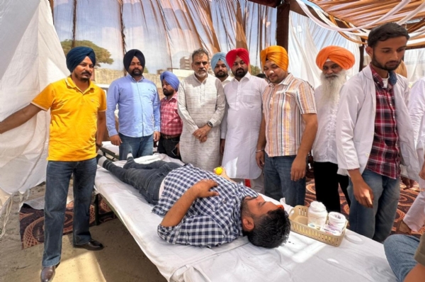 ਖੂਨਦਾਨੀਆਂ ਦੀ ਹੌਸਲਾ ਅਫ਼ਜਾਈ ਕਰਦੇ ਸਾਬਕਾ ਵਿਧਾਇਕ ਐਨ.ਕੇ. ਸ਼ਰਮਾ