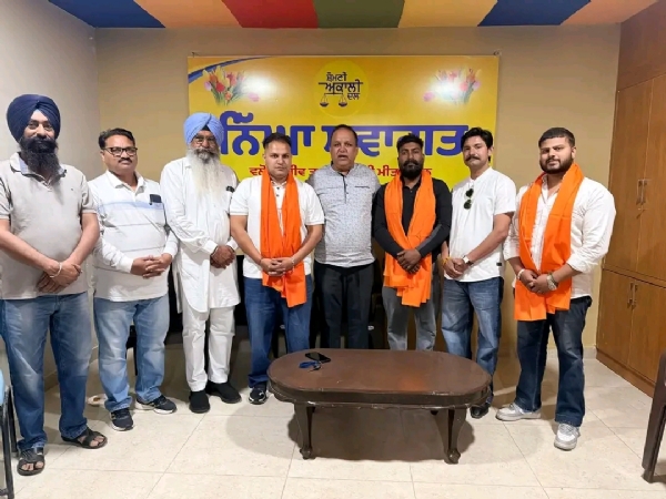 ਕੁਸ਼ ਭੱਟੀ ਸਾਥੀਆਂ ਸਮੇਤ ਸ਼੍ਰੋ੍ਮਣੀ ਅਕਾਲੀ ਦਲ ’ਚ ਸ਼ਾਮਲ ਹੁੰਦੇ ਹੋਏ।