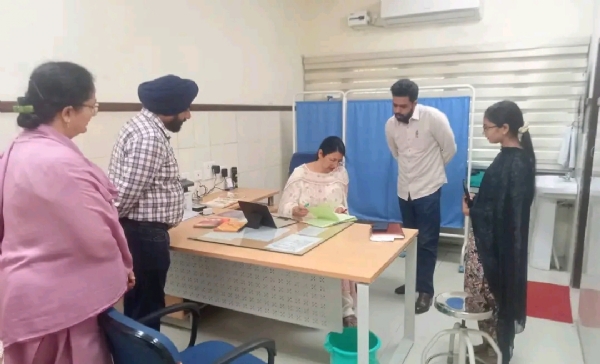ਆਮ ਆਦਮੀ ਕਲੀਨਿਕਾਂ ਦੀ ਚੈਕਿੰਗ ਦੌਰਾਨ ਸਿਵਲ ਸਰਜਨ ਹੁਸ਼ਿਆਰਪੁਰ।