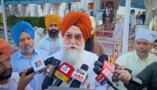 ਪੱਤਰਕਾਰਾਂ ਨਾਲ ਗੱਲਬਾਤ ਕਰਦੇ ਹੋਏ। ਪੱਤਰਕਾਰਾਂ ਨਾਲ ਗੱਲਬਾਤ ਕਰਦੇ ਹੋਏ।