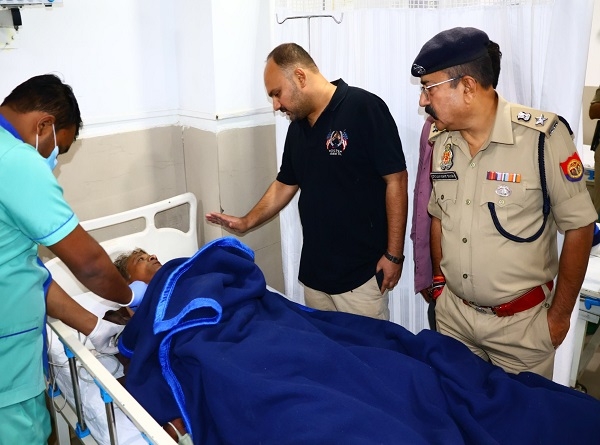 ਜ਼ਖਮੀਆਂ ਦਾ ਹਾਲ-ਚਾਲ ਪੁੱਛਦੇ ਹੋਏ ਡੀਐਮ, ਐਸਪੀ