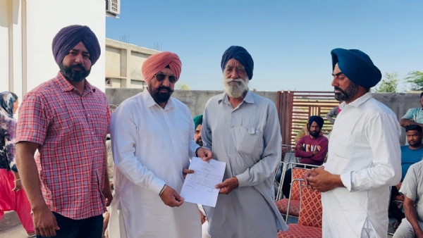 ਵਿਧਾਇਕ ਕੁਲਜੀਤ ਸਿੰਘ ਰੰਧਾਵਾ ਲਾਭਪਾਤਰੀਆਂ ਨੂੰ ਉਨ੍ਹਾਂ ਦੇ ਘਰਾਂ ਦੇ ਮਾਲਕੀ ਸਰਟੀਫੀਕੇਟ ਸੌਂਪਦੇ ਹੋਏ। ਵਿਧਾਇਕ ਕੁਲਜੀਤ ਸਿੰਘ ਰੰਧਾਵਾ ਲਾਭਪਾਤਰੀਆਂ ਨੂੰ ਉਨ੍ਹਾਂ ਦੇ ਘਰਾਂ ਦੇ ਮਾਲਕੀ ਸਰਟੀਫੀਕੇਟ ਸੌਂਪਦੇ ਹੋਏ।