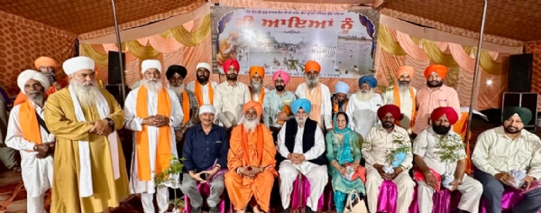 ਕਵੀ ਦਰਬਾਰ ਦੌਰਾਨ ਤਸਵੀਰ ਸਾਂਝੀ ਕਰਵਾਉਂਦੇ ਹੋਏ।