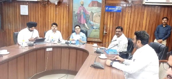 ਮੀਟਿੰਗ ਕਰਦੇ ਹੋਏ ਸ੍ਰੀ ਮੁਕਤਸਰ ਸਾਹਿਬ ਦੇ ਡਿਪਟੀ ਕਮਿਸ਼ਨਰ।