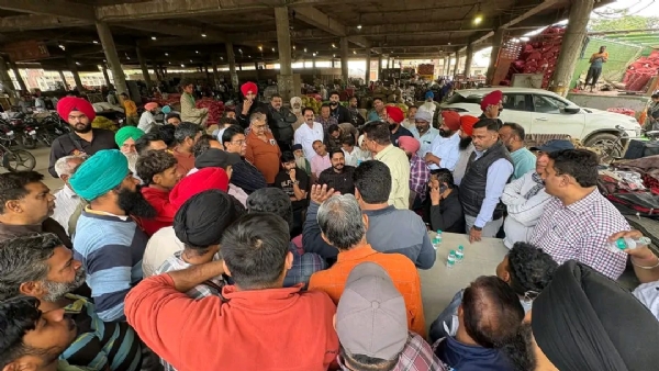 ਸਬਜ਼ੀ ਮੰਡੀ ਬਟਾਲਾ ’ਚ ਆੜ੍ਹਤੀਆਂ ਅਤੇ ਸਬਜ਼ੀਆਂ ਵਿਕਰੇਤਾਵਾਂ ਦੀਆਂ ਮੁਸ਼ਕਲਾਂ ਸੁਣਦੇ ਵਿਧਾਇਕ ਸ਼ੈਰੀ ਕਲਸੀ ਸਬਜ਼ੀ ਮੰਡੀ ਬਟਾਲਾ ’ਚ ਆੜ੍ਹਤੀਆਂ ਅਤੇ ਸਬਜ਼ੀਆਂ ਵਿਕਰੇਤਾਵਾਂ ਦੀਆਂ ਮੁਸ਼ਕਲਾਂ ਸੁਣਦੇ ਵਿਧਾਇਕ ਸ਼ੈਰੀ ਕਲਸੀ