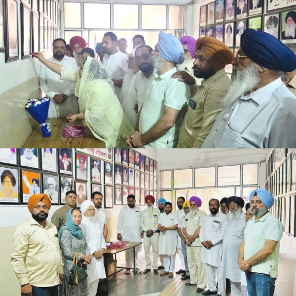 ਸੁਤੰਤਰਤਾ ਸੰਗਰਾਮੀ ਗੈਲਰੀ ਵਿੱਚ ਸ਼ਰਧਾ ਦੇ ਫੁੱਲ ਭੇਂਟ ਕਰਦੇ ਹੋਏ ਵਧੀਕ ਡਿਪਟੀ ਕਮਿਸ਼ਨਰ ਸਿਮਰਪ੍ਰੀਤ ਕੌਰ ਅਤੇ ਸੁਤੰਤਰਤਾ ਸੰਗਰਾਮੀ ਉਤਰਾਧਿਕਾਰੀ ਐਸੋਸੀਏਸ਼ਨ ਦੇ ਆਗੂ ਸੁਤੰਤਰਤਾ ਸੰਗਰਾਮੀ ਗੈਲਰੀ ਵਿੱਚ ਸ਼ਰਧਾ ਦੇ ਫੁੱਲ ਭੇਂਟ ਕਰਦੇ ਹੋਏ ਵਧੀਕ ਡਿਪਟੀ ਕਮਿਸ਼ਨਰ ਸਿਮਰਪ੍ਰੀਤ ਕੌਰ ਅਤੇ ਸੁਤੰਤਰਤਾ ਸੰਗਰਾਮੀ ਉਤਰਾਧਿਕਾਰੀ ਐਸੋਸੀਏਸ਼ਨ ਦੇ ਆਗੂ