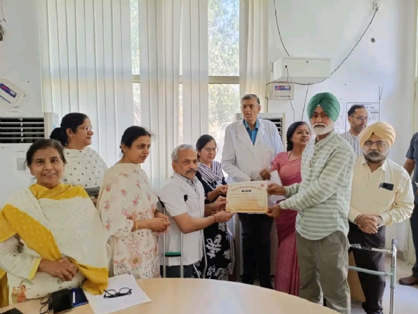 ਸਿਹਤ ਵਿਭਾਗ ਦੇ ਡਾਇਰੈਕਟਰ ਵੱਲੋਂ ਵਧੀਆ ਕਾਰਗੁਜਾਰੀ ਵਾਲੇ ਕਰਮਚਾਰੀ ਸਨਮਾਨਿਤ